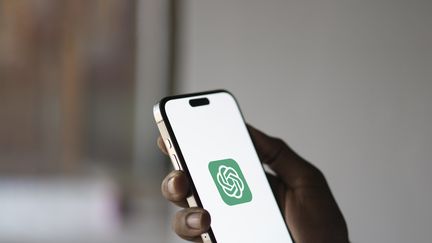 Une personne utilise ChatGPT sur son téléphone portable. Image d'illustration. (IMAGEBROKER / MD MAMUN MIAH / IMAGEBROKER.COM)