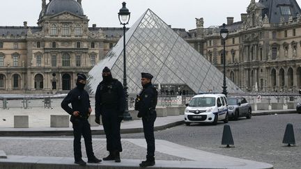 Le périmètre de sécurité établi par la police après le cambriolage du musée du Louvre (Paris), le 19 octobre 2025. (DIMITAR DILKOFF / AFP)