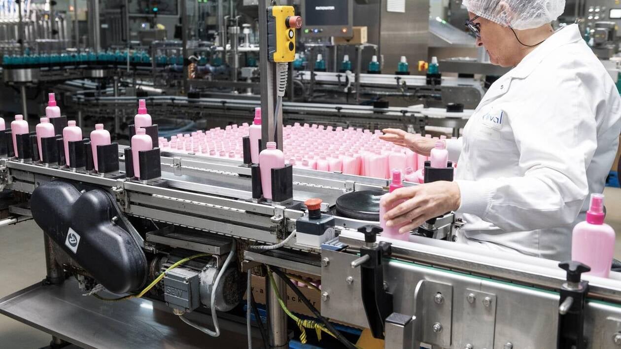Une ouvrière dans une entreprise de cosmétiques de l’Orne, en juin 2022.