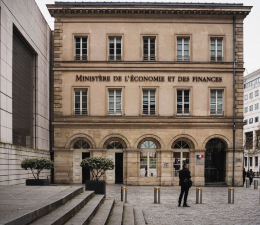 Comment expliquer la légère baisse du déficit public de la France, moins élevé qu’attendu ? – franceinfo