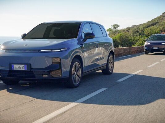 Dans la galaxie Stellantis, le constructeur chinois Leapmotor ouvre les commandes françaises de son SUV B10 avec prolongateur d’autonomie