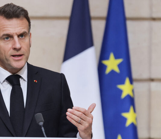 EN DIRECT – Guerre au Moyen-Orient : la France “n’a pas été visée spécifiquement” au Liban et dans le détroit d’Ormuz, assure Emmanuel Macron