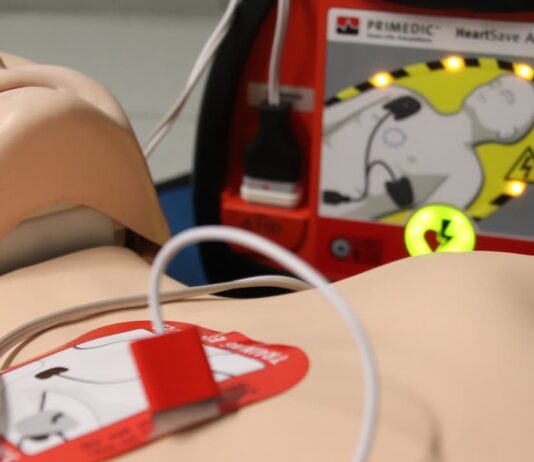 Arrêt cardiaque: comment la technologie, du défibrillateur à domicile aux applis, peut sauver des vies