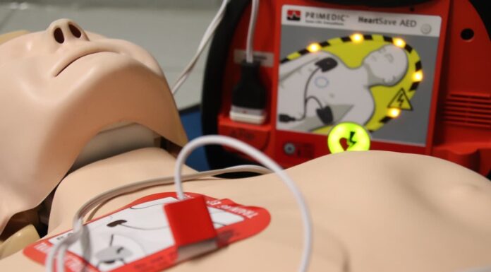 Arrêt cardiaque: comment la technologie, du défibrillateur à domicile aux applis, peut sauver des vies