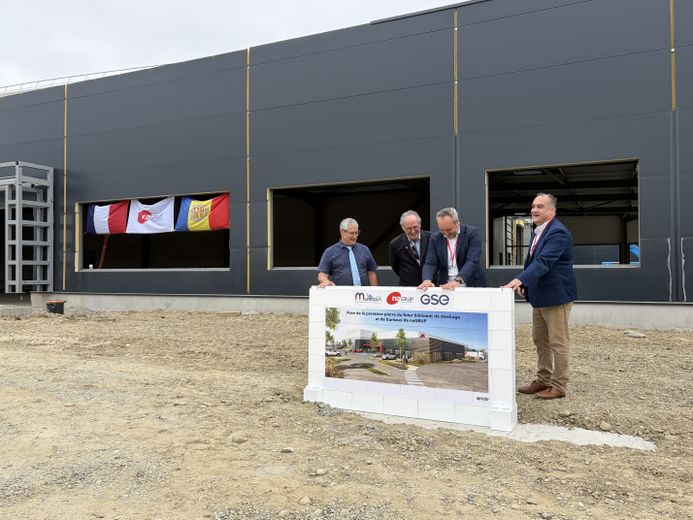 La pose de la première pierre symbolique par les élus locaux, les dirigeants du groupe et le constructeur du siège.