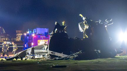 Des secouristes interviennent sur les lieux du crash d'un hélicoptère de la Force européenne militaire en Bosnie, à Gorica (Bosnie), le 29 octobre 2026. (PREDRAG SIMIC / AP / SIPA)